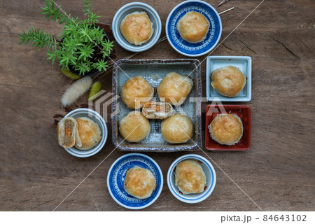 A traditional asian pastry or Tao Sor on rustic wooden table. Chinese sweet pastry filled with mung bean paste, taro, and salted egg. A traditional asian pastry or Tao Sor on rustic wooden table. Chinese sweet pastry filled with mung bean paste, taro, and salted egg. 84643102