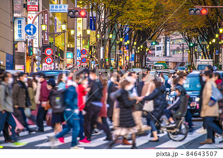 日本の東京都市内景観 オミクロン株に世界は震撼。師走の渋谷・宮益坂下は、脅威の人流…＝3日 84643507