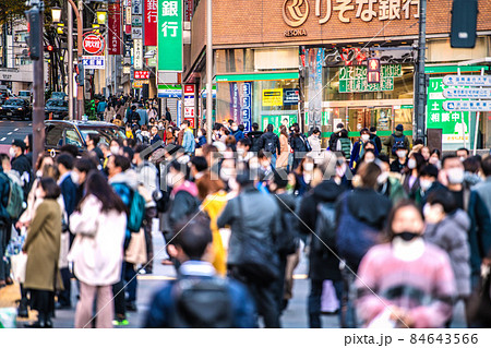 日本の東京都市内景観 オミクロン株に世界は震撼。師走の渋谷・宮益坂下は、脅威の人流…=3日 日本の東京都市内景観 オミクロン株に世界は震撼。師走の渋谷・宮益坂下は、脅威の人流…=3日 84643566