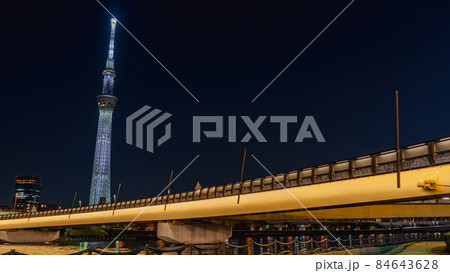 【東京都】隅田川・桜橋(上流側)とスカイツリーの夜景 台東区側から見た風景 【東京都】隅田川・桜橋(上流側)とスカイツリーの夜景 台東区側から見た風景 84643628
