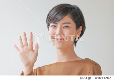 5つ目のポイントのポーズの女性 5つ目のポイントのポーズの女性 84644262