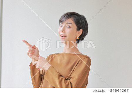 横を指さす女性1 横を指さす女性1 84644267