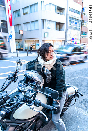 バイク通勤をするビジネスウーマン　渋谷 84645361