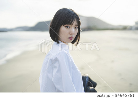 冬の海や湖を旅する女性 84645761