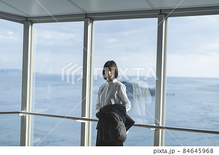冬の日本を旅する女性 84645968