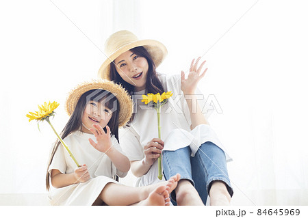 ひまわりを持った親子のポートレート　 84645969