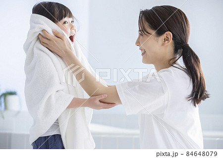 タオルドライをする女の子 84648079