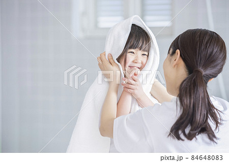 タオルドライをする女の子 タオルドライをする女の子 84648083