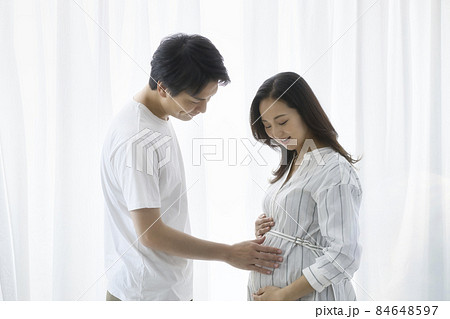 妊婦　夫婦　マタニティ 84648597