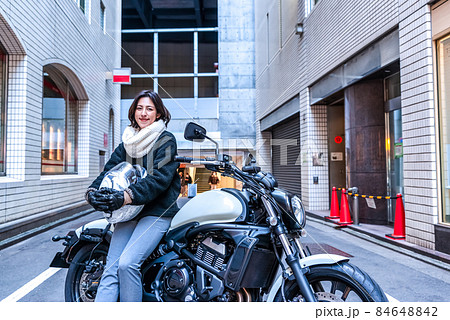 バイク通勤をするビジネスウーマン　渋谷 84648842