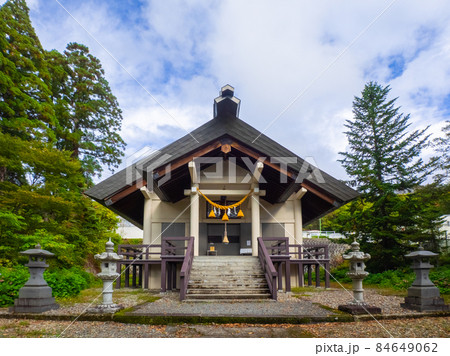 初秋の酢川温泉神社本殿 (山形県、蔵王温泉) 84649062