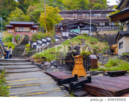 趣ある温泉旅館前の大湯と水車 (山形県、蔵王温泉) 趣ある温泉旅館前の大湯と水車 (山形県、蔵王温泉) 84649069