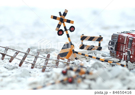 災害で倒壊した鉄道のジオラマ風景 84650416