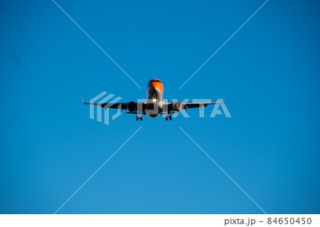 着陸直前目の前の飛行機2 84650450