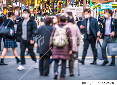 日本の東京都市景観 オミクロン株が世界を震撼。師走の渋谷には高齢者が増加…＝奥は宮益坂下、2日 84650570