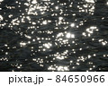 波に反射する無数の太陽光 84650966