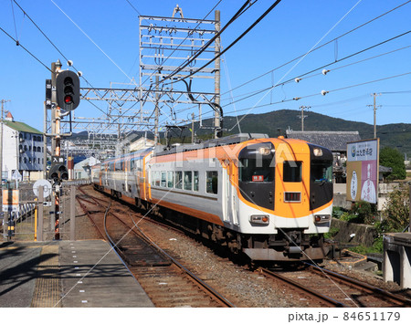 近鉄志摩線 志摩磯部駅に到着するビスターカー 近鉄志摩線 志摩磯部駅に到着するビスターカー 84651179