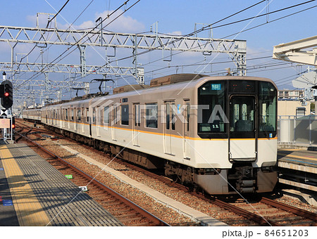 阪神甲子園駅に到着する近鉄の快速急行奈良行き 84651203