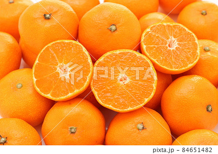 半分に切ったみかん 84651482