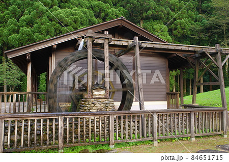 かずら橋に隣接する水車小屋　福井県今立郡池田町 84651715