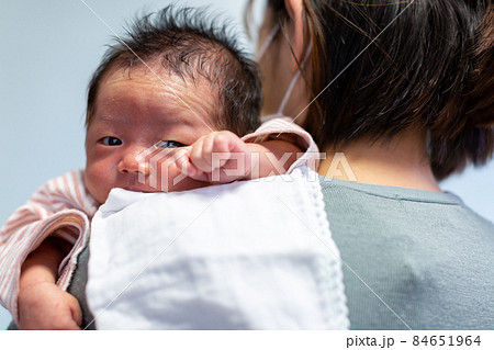 授乳 ママと1ヵ月の赤ちゃん ゲップの写真素材