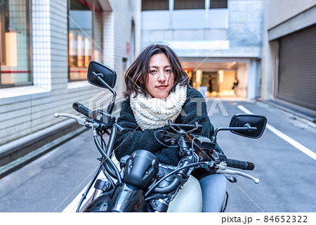 バイク通勤をするビジネスウーマン 渋谷 バイク通勤をするビジネスウーマン 渋谷 84652322