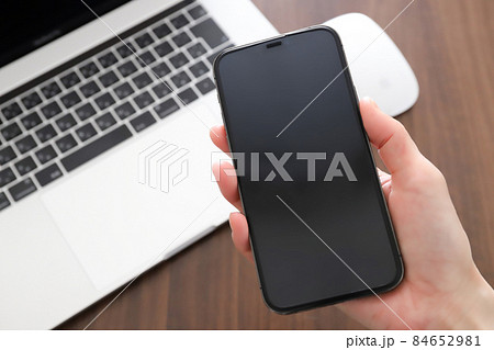 スマートフォンを持った手元 スマートフォンを持った手元 84652981
