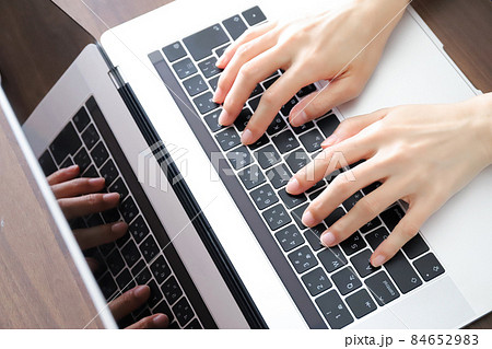 パソコンのキーボードで入力する手元 84652983