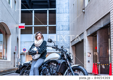 バイク通勤をするビジネスウーマン 渋谷 バイク通勤をするビジネスウーマン 渋谷 84654369