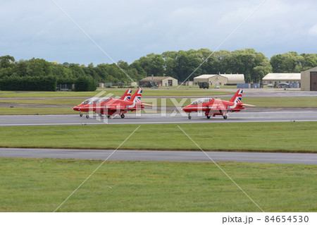 イギリス空軍アクロバットチーム「レッドアローズ」離陸 84654530