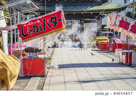 湯気が立ち込めるじゃがバターの屋台【神奈川県】の写真素材 [84654857