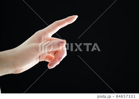 指差しをする女性の手元のクローズアップ 84657331