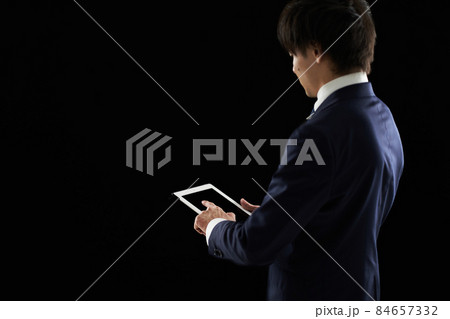 タブレットを操作するアジア人のビジネスマン 84657332
