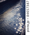 川面に映る太陽の光の粒をクローズアップした風景 84657387