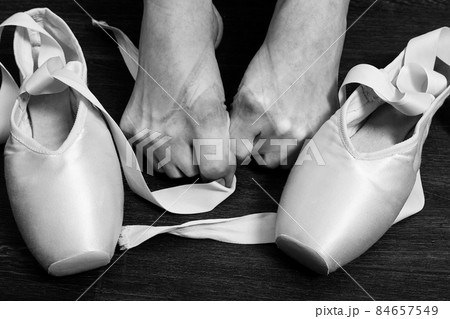 feet in pointes 84657549