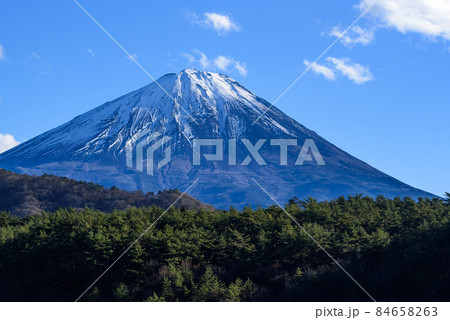 雪化粧した富士山・西湖からの絶景 84658263