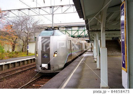 JR北海道室蘭本線母恋駅と特急すずらん(北海道室蘭市) JR北海道室蘭本線母恋駅と特急すずらん(北海道室蘭市) 84658475