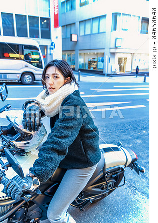 バイク通勤をするビジネスウーマン　渋谷 84658648