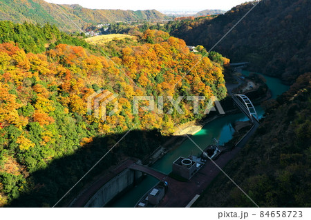 宮ケ瀬ダムの上から見おろす中津川と紅葉 宮ケ瀬ダムの上から見おろす中津川と紅葉 84658723