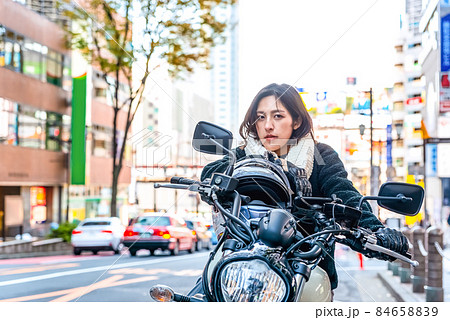 バイク通勤をするビジネスウーマン 渋谷 バイク通勤をするビジネスウーマン 渋谷 84658839