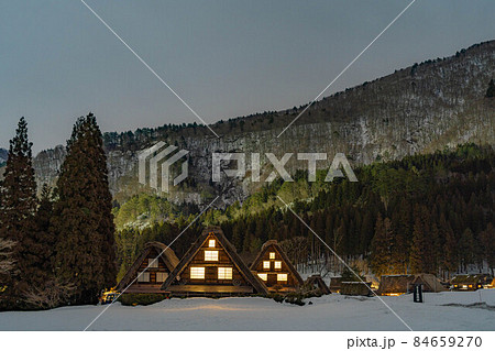 【世界遺産】冬の白川郷　三連合掌の夜景【岐阜県】 84659270