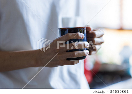 部屋でコーヒーを飲む若い男性 84659361