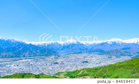 大町市と北アルプスの眺め(春・鷹狩山展望台) 大町市と北アルプスの眺め(春・鷹狩山展望台) 84659457