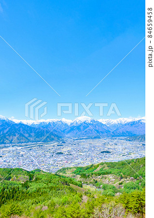 大町市と北アルプスの眺め(春・鷹狩山展望台) 大町市と北アルプスの眺め(春・鷹狩山展望台) 84659458