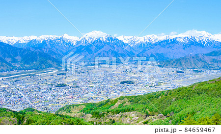 大町市と北アルプスの眺め（春・鷹狩山展望台） 84659467