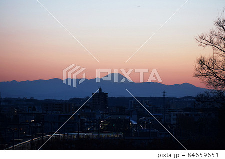 世田谷区　夕暮れの富士山 84659651