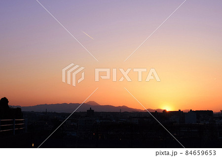 世田谷区　夕暮れの富士山 84659653