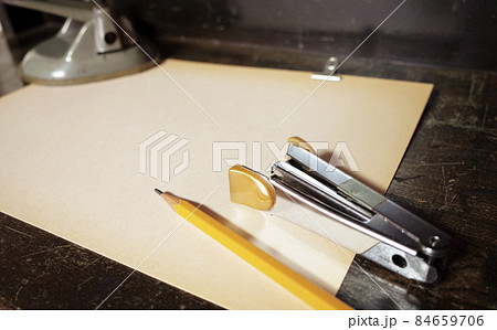 昭和な文具と傷だらけの机 昭和な文具と傷だらけの机 84659706