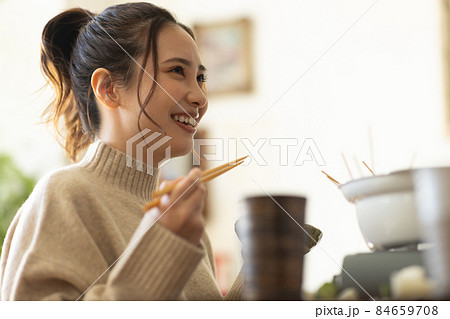 おでんを食べる女性 84659708