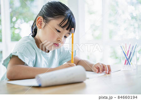 リビングで勉強をする子供 84660194